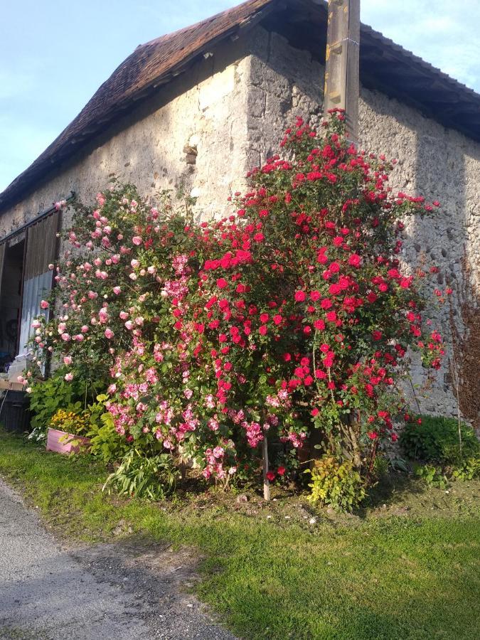 Maison De Campagne A La Ferme Pillac Exterior photo